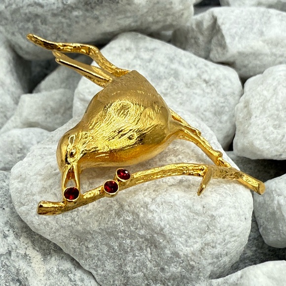 Vintage Joan Rivers Bird on Branch Brooch Gold Tone Ruby Red Rhinestone Berries - Picture 14 of 17